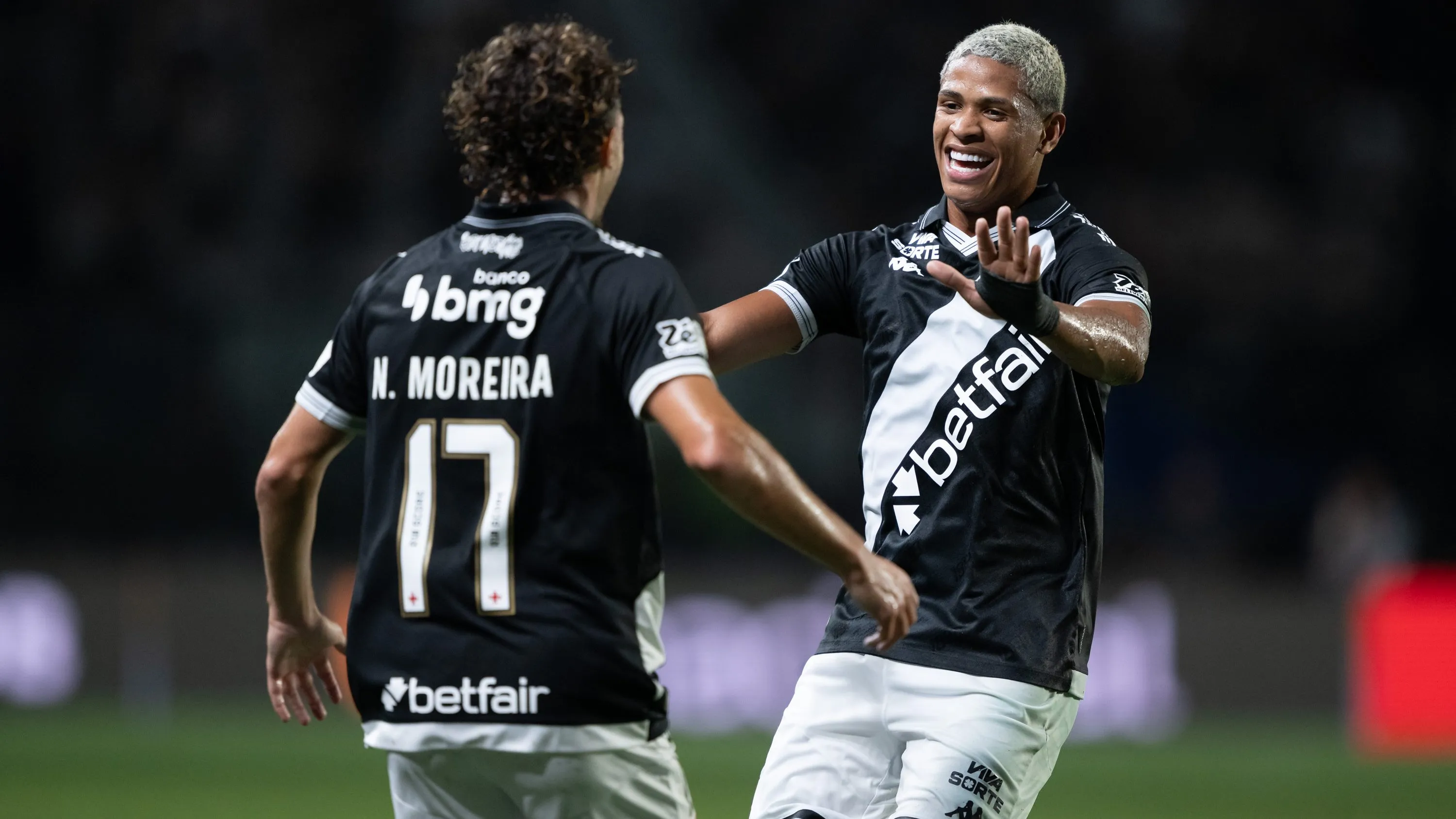 Rayan jogador do Vasco comemora seu gol com Barros jogador da sua equipe durante partida contra o Internacional no estadio Sao Januario pelo campeonato Brasileiro A 2025. Foto: Jorge Rodrigues/AGIF