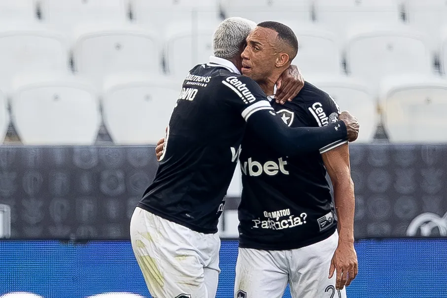 Jordan Barrera e Cuiabano, jogadores do Botafogo, comemoram gol com contra o Corinthians no estadio Arena Corinthians pelo campeonato Brasileiro A 2025. Foto: Joisel Amaral/AGIF