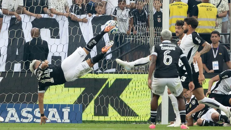 Jordan Barrera jogador do Botafogo marca gol de bicicleta - Foto: Joisel Amaral/AGIF