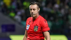 O arbitro Raphael Claus durante partida entre Palmeiras e Santos no estadio Arena Allianz Parque pelo campeonato Brasileiro A 2025. Foto: Fabio Giannelli/AGIF