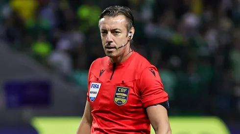 O arbitro Raphael Claus durante partida entre Palmeiras e Santos no estadio Arena Allianz Parque pelo campeonato Brasileiro A 2025. Foto: Fabio Giannelli/AGIF