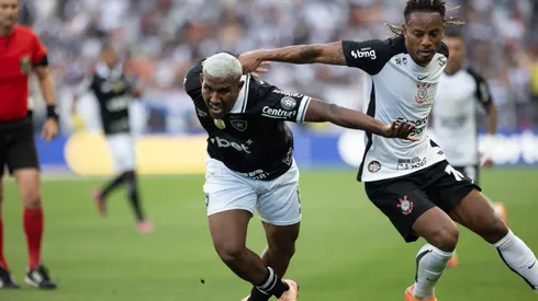 Cuiabano, jogador do Botafogo, sofre falta de carillo durante partida contra o Corinthians no estádio Arena Corinthians pelo campeonato Brasileiro A 2025. Foto: Joisel Amaral/AGIF