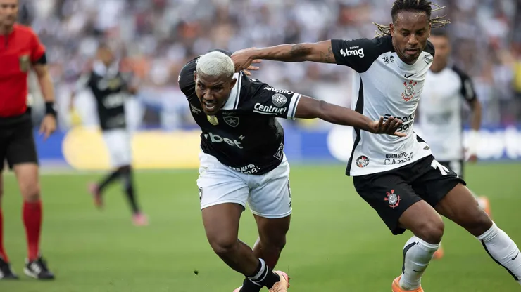 Cuiabano, jogador do Botafogo, sofre falta de carillo durante partida contra o Corinthians no estádio Arena Corinthians pelo campeonato Brasileiro A 2025. Foto: Joisel Amaral/AGIF