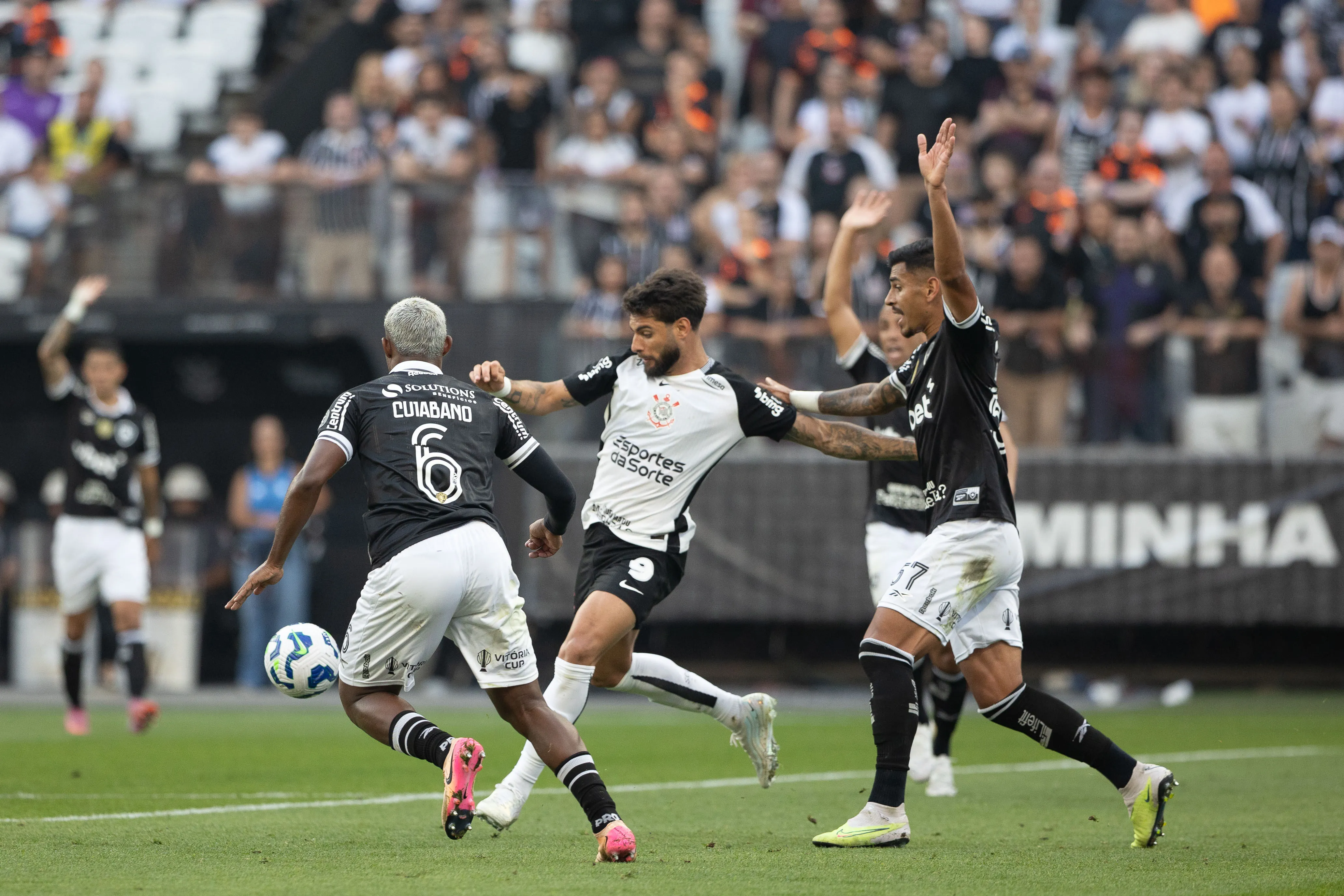 Torcida do Corinthians detona atuação de Yuri Alberto contra o Botafogo. Foto: Joisel Amaral/AGIF