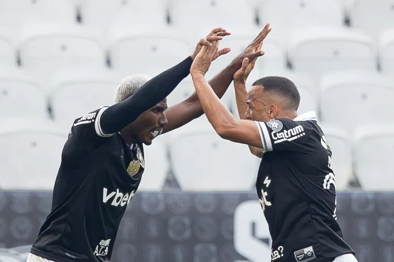 Cuiabano jogador do Botafogo comemora seu gol com Jordan Barrera da sua equipe durante partida contra o Corinthians no estadio Arena Corinthians pelo campeonato Brasileiro A 2025. Foto: Joisel Amaral/AGIF