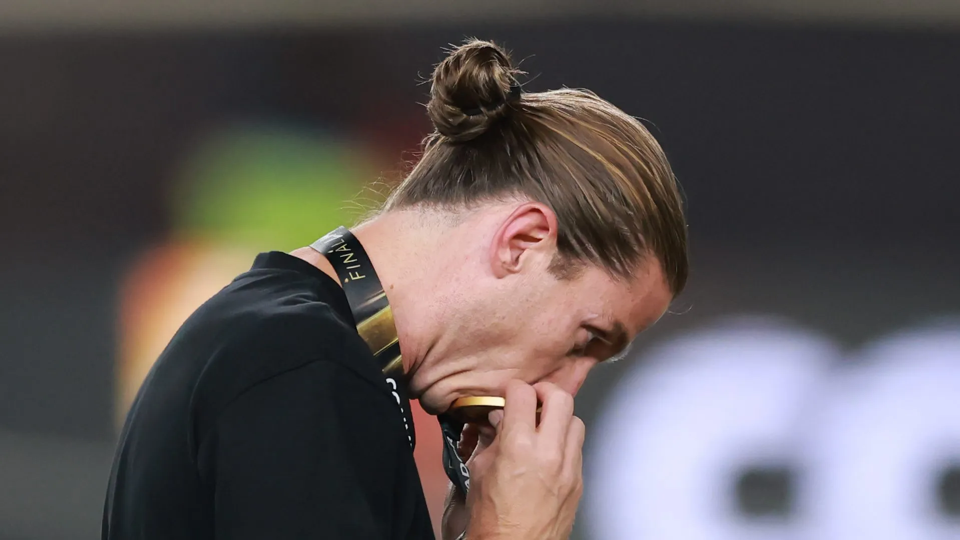Filipe Luís, técnico do Flamengo, beijando medalha de campeão da Libertadores. Foto: Hector Vivas/Getty Images