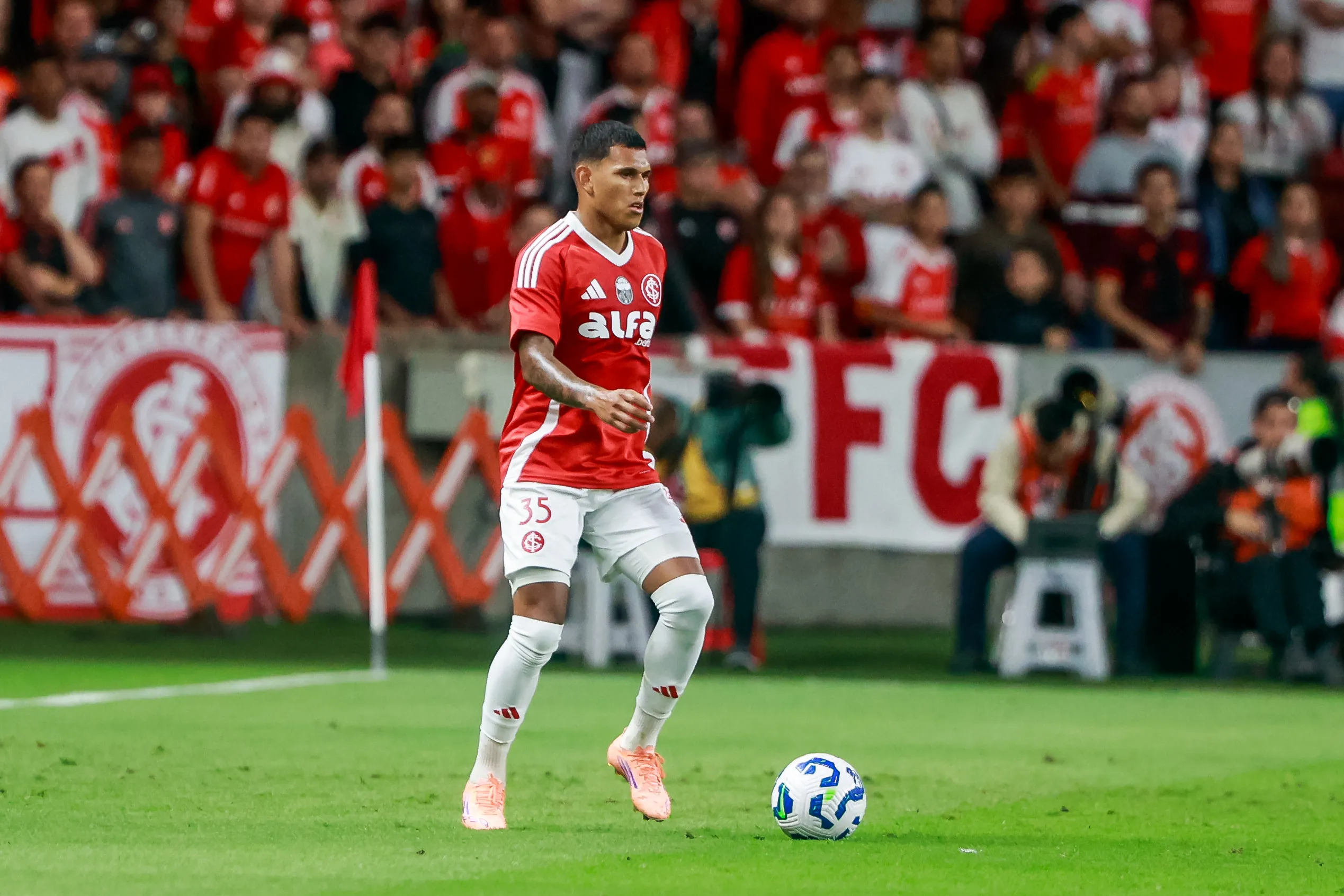 Aguirre em partida pelo Inter – Foto: Luiz Erbes/AGIF