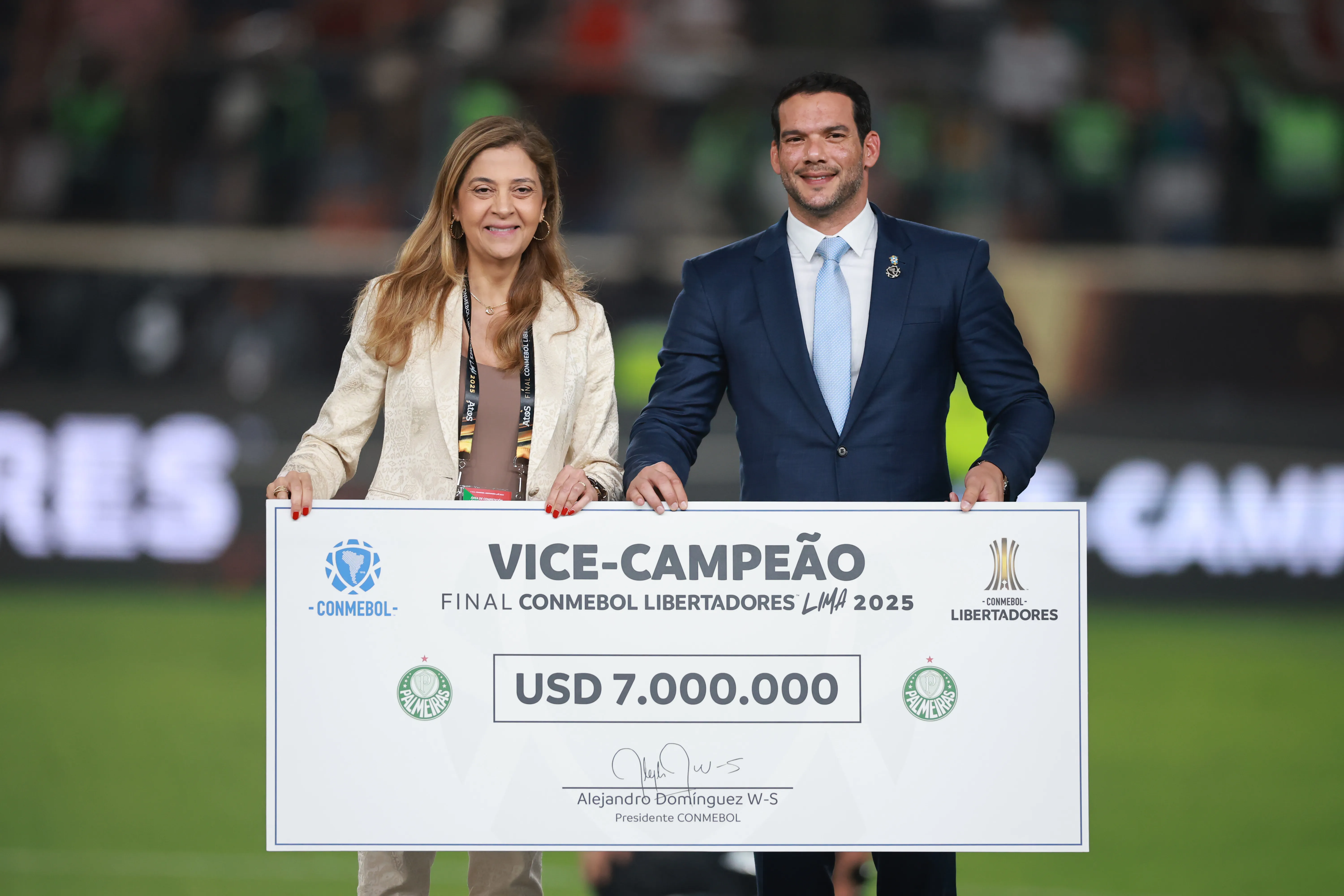 Leila Pereira recebe prêmio após vice do Palmeiras.Photo by Hector Vivas/Getty Images