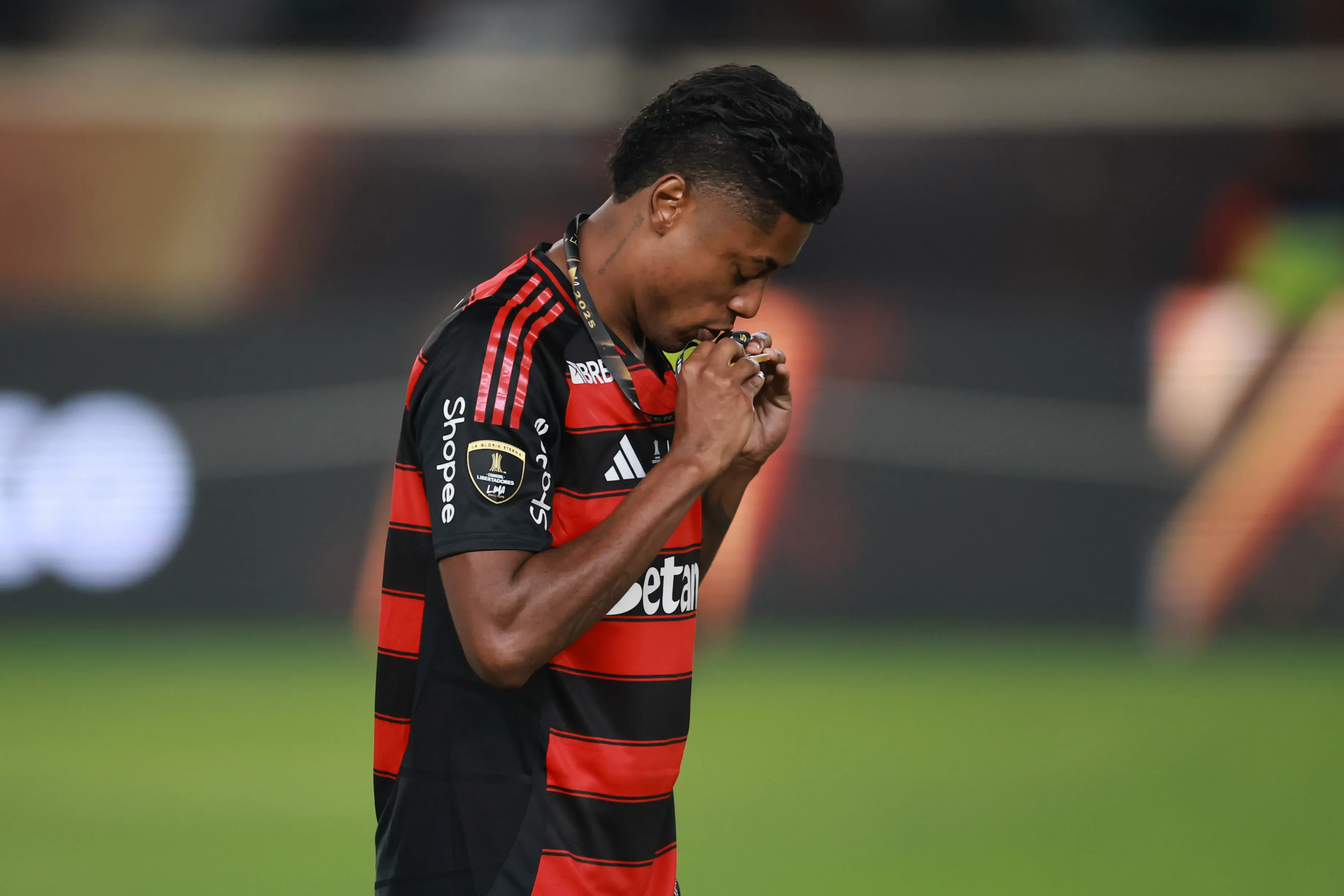 Bruno Henrique com a medalha de campeão da Copa Libertadores de 2025 – (Photo by Hector Vivas/Getty Images)