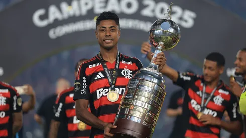 Bruno Henrique com a taça da Libertadores após Palmeiras x Flamengo - (Photo by Buda Mendes/Getty Images)