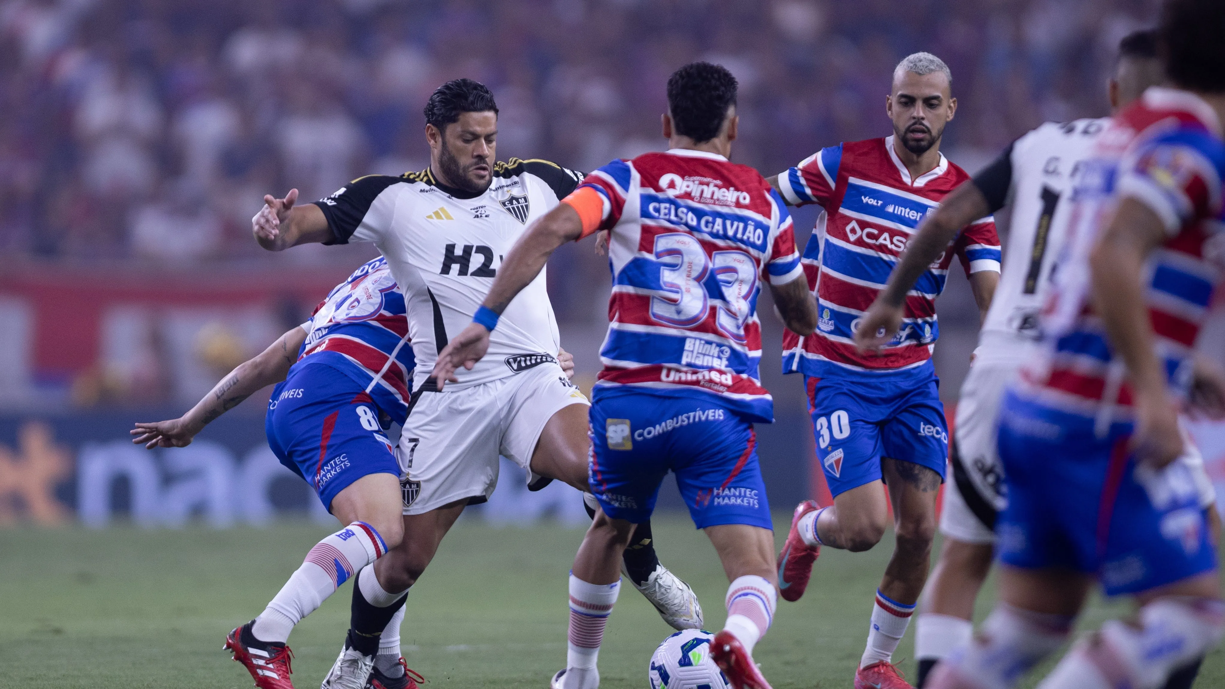 Hulk em ação contra o Fortaleza. Após a derrota, ele demonstrou certa insatisfação na equipe mineira – Foto: Baggio Rodrigues/AGIF