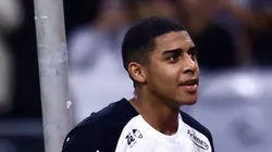 Gui Negão comemorando gol pelo Timão.