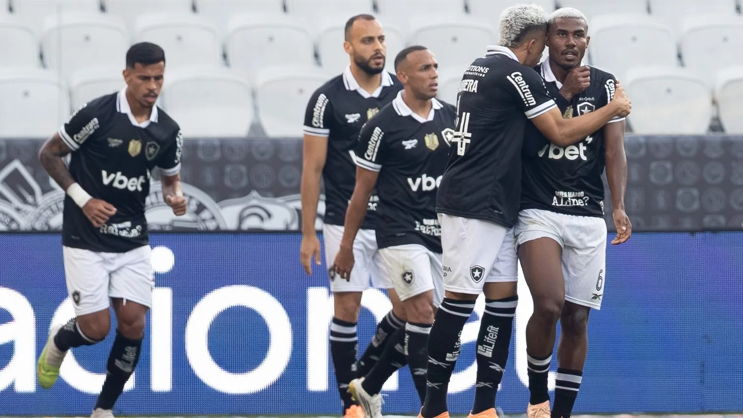 Jordan Barrera  e cuiabano jogadores do Botafogo comemoram  empate  durante partida contra o Corinthians no estadio Arena Corinthians pelo campeonato Brasileiro A 2025. Foto: Joisel Amaral/AGIF