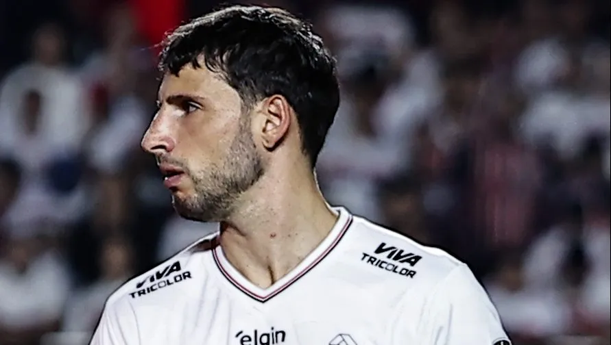 SP – SAO PAULO – 10/04/2025 – COPA LIBERTADORES 2025, SAO PAULO X ALIANZA LIMA – Calleri jogador do Sao Paulo durante execucao do hino nacional antes da partida contra o Alianza Lima no estadio Morumbi pelo campeonato Copa Libertadores 2025. Foto: Fabio Giannelli/AGIF