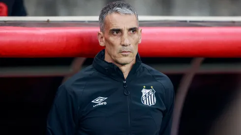 Juan Pablo Vojvoda luta contra o rebaixamento no Santos - Foto: Luiz Erbes/AGIF