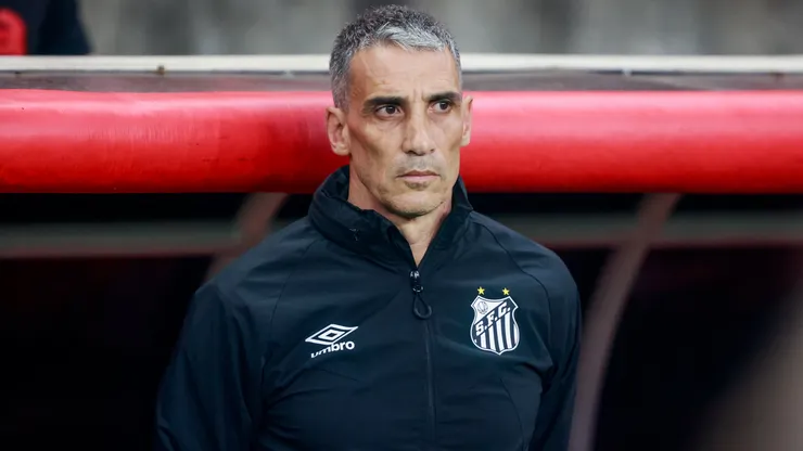 Juan Pablo Vojvoda luta contra o rebaixamento no Santos - Foto: Luiz Erbes/AGIF