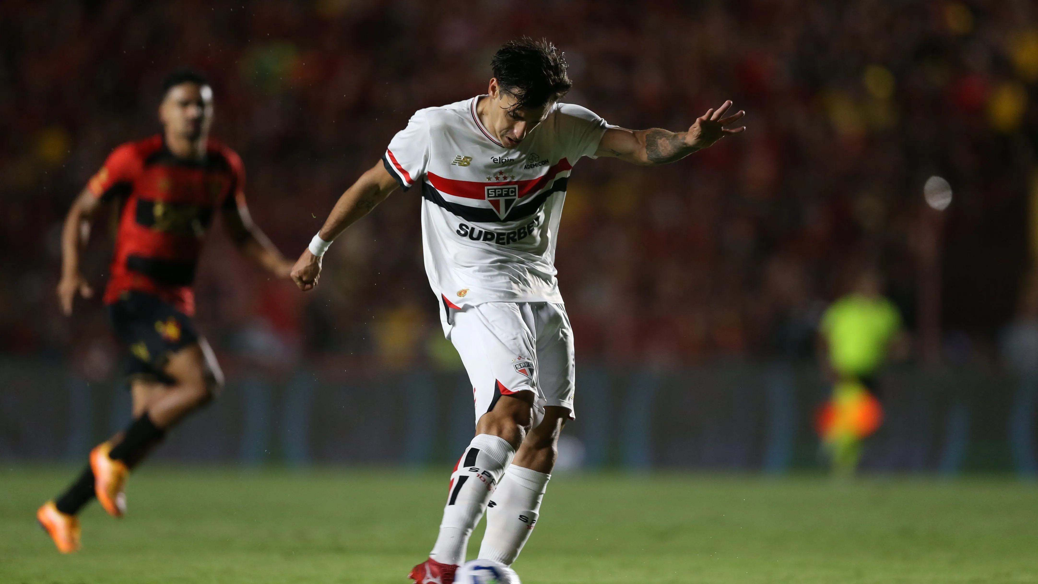 PE – RECIFE – 16/08/2025 – BRASILEIRO A 2025, SPORT X SAO PAULO – Dinenno jogador do Sao Paulo durante a partida entre Sport e Sao Paulo na Ilha do Retiro em Recife (PE), pelo Campeonato Brasileiro da Serie A 2025. Foto: Marlon Costa/AGIF