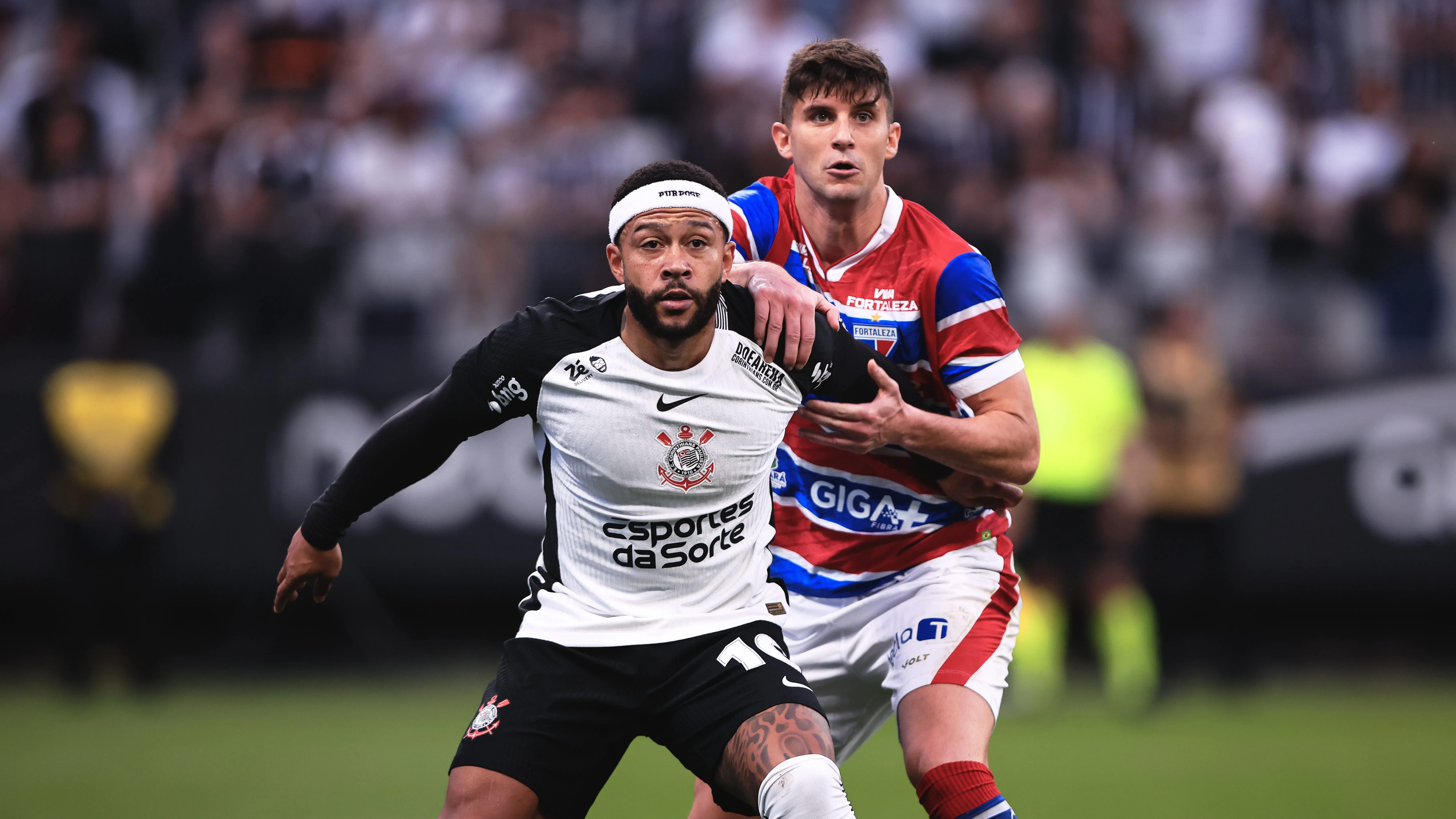 Memphis Depay jogador do Corinthians disputa lance com Kuscevic jogador do Fortaleza durante partida no estadio Arena Corinthians pelo campeonato Brasileiro A 2025. Foto: Ettore Chiereguini/AGIF