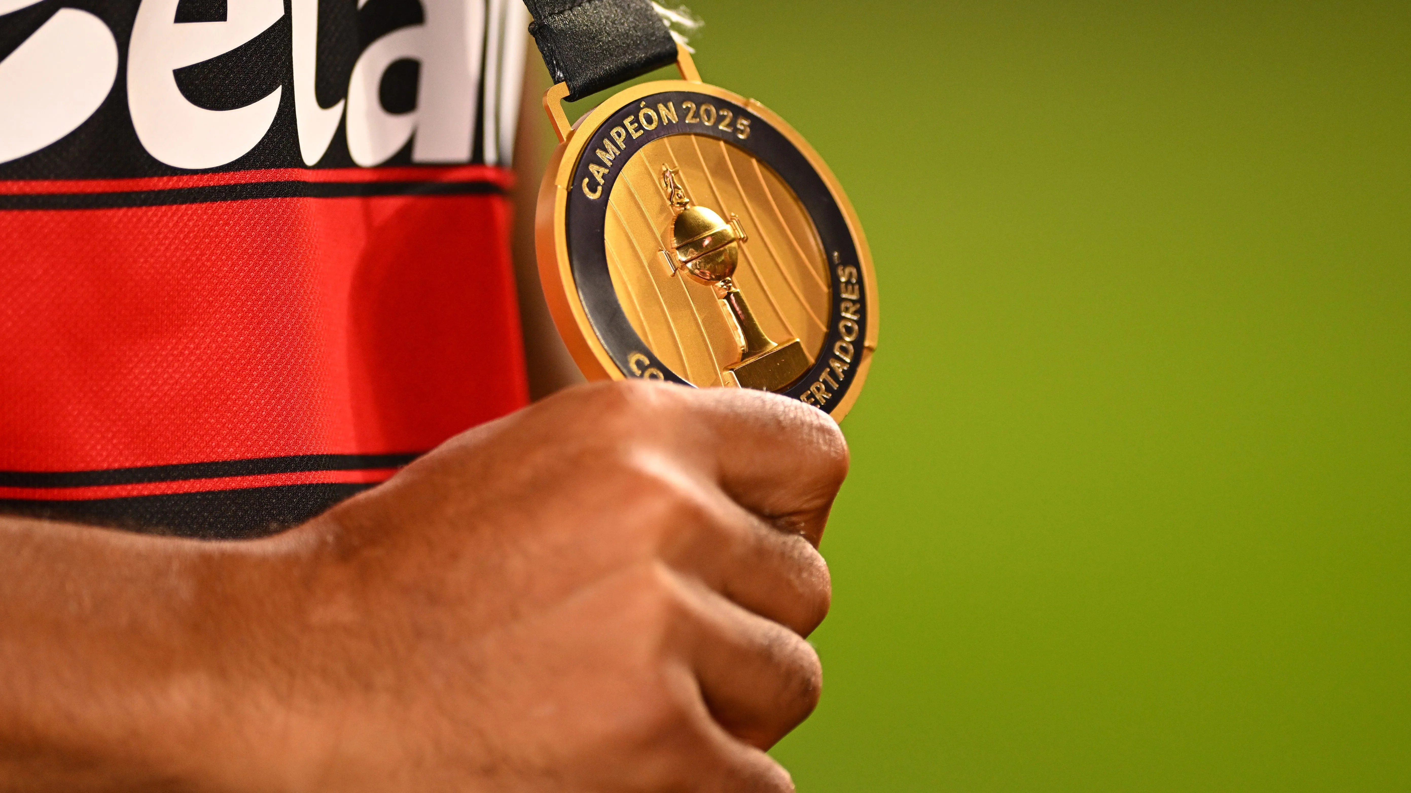 Medalha da Libertadores pelo Flamengo – Foto: Rodrigo Valle/Getty Images