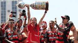 Filipe Luis, treinador do Flamengo, celebra em parada a vitória do time na Libertadores de 2025. Crédito: Wagner Meier/Getty Images