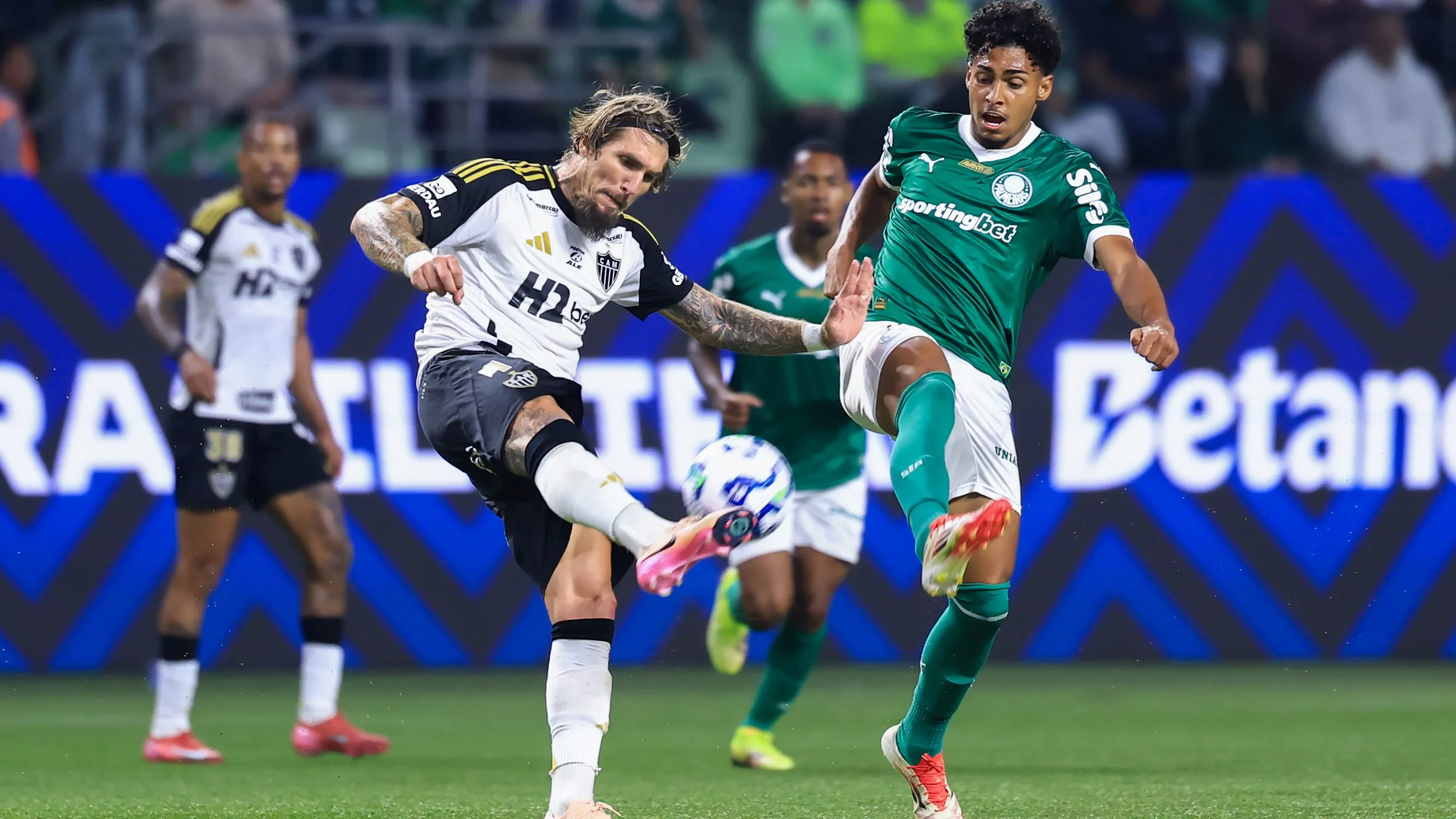 Luighi jogador do Palmeiras disputa lance com Lyanco jogador do Atletico-MG durante partida no estadio Arena Allianz Parque pelo campeonato Brasileiro A 2025. Foto: Marcello Zambrana/AGIF