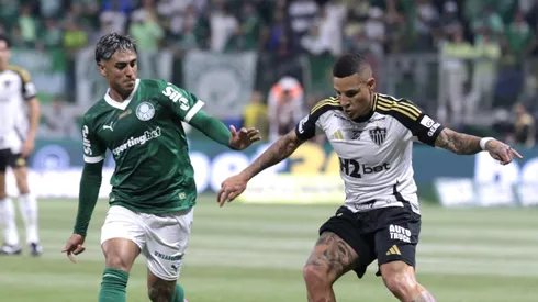 Facundo Torres jogador do Palmeiras disputa lance com Arana jogador do Atletico-MG durante partida no estadio Arena Allianz Parque pelo campeonato Brasileiro A 2025. Foto: Marcello Zambrana/AGIF