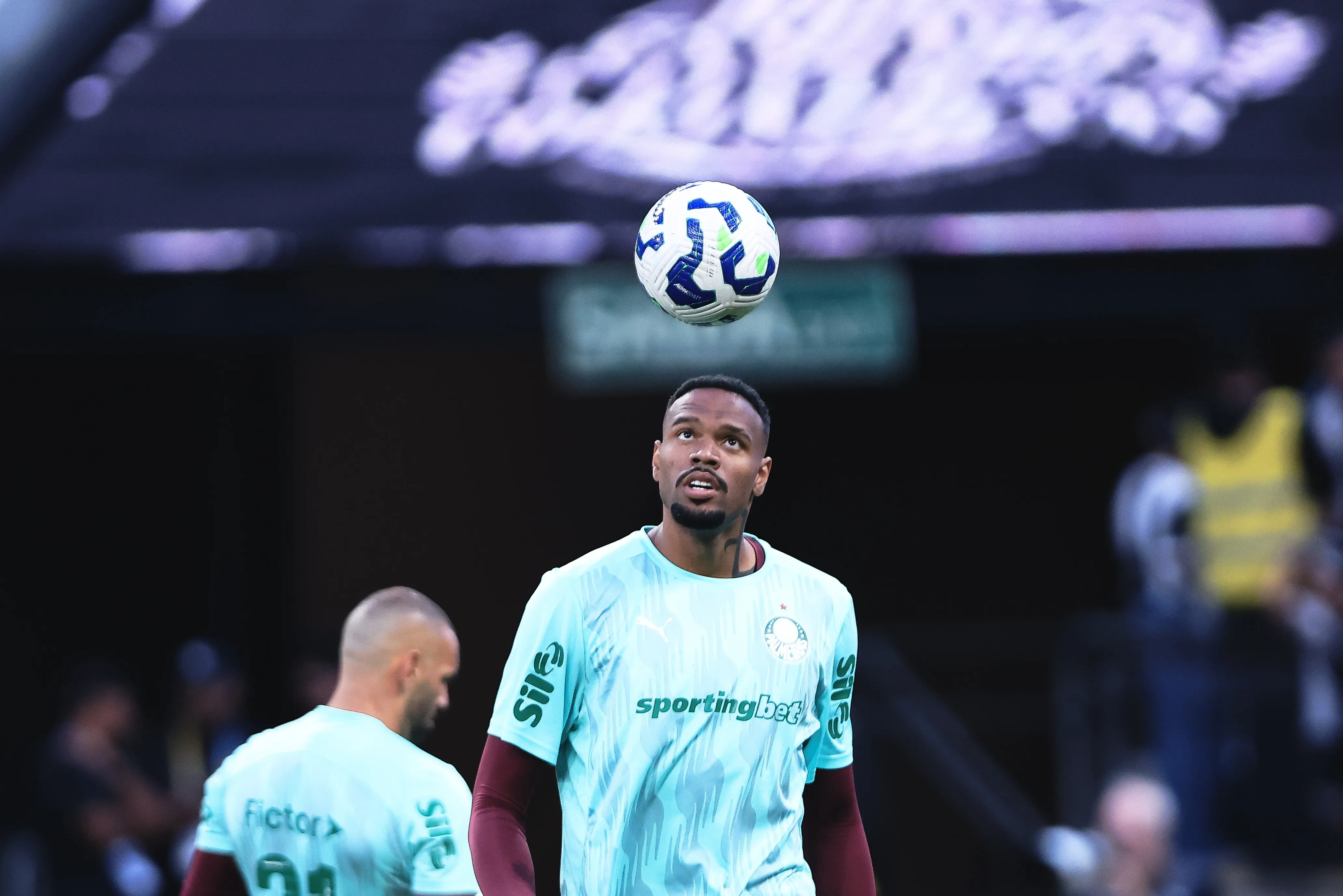 Carlos Miguel e Weverton do Palmeiras durante aquecimento antes da partida contra o Corinthians. Foto: Ettore Chiereguini/AGIF