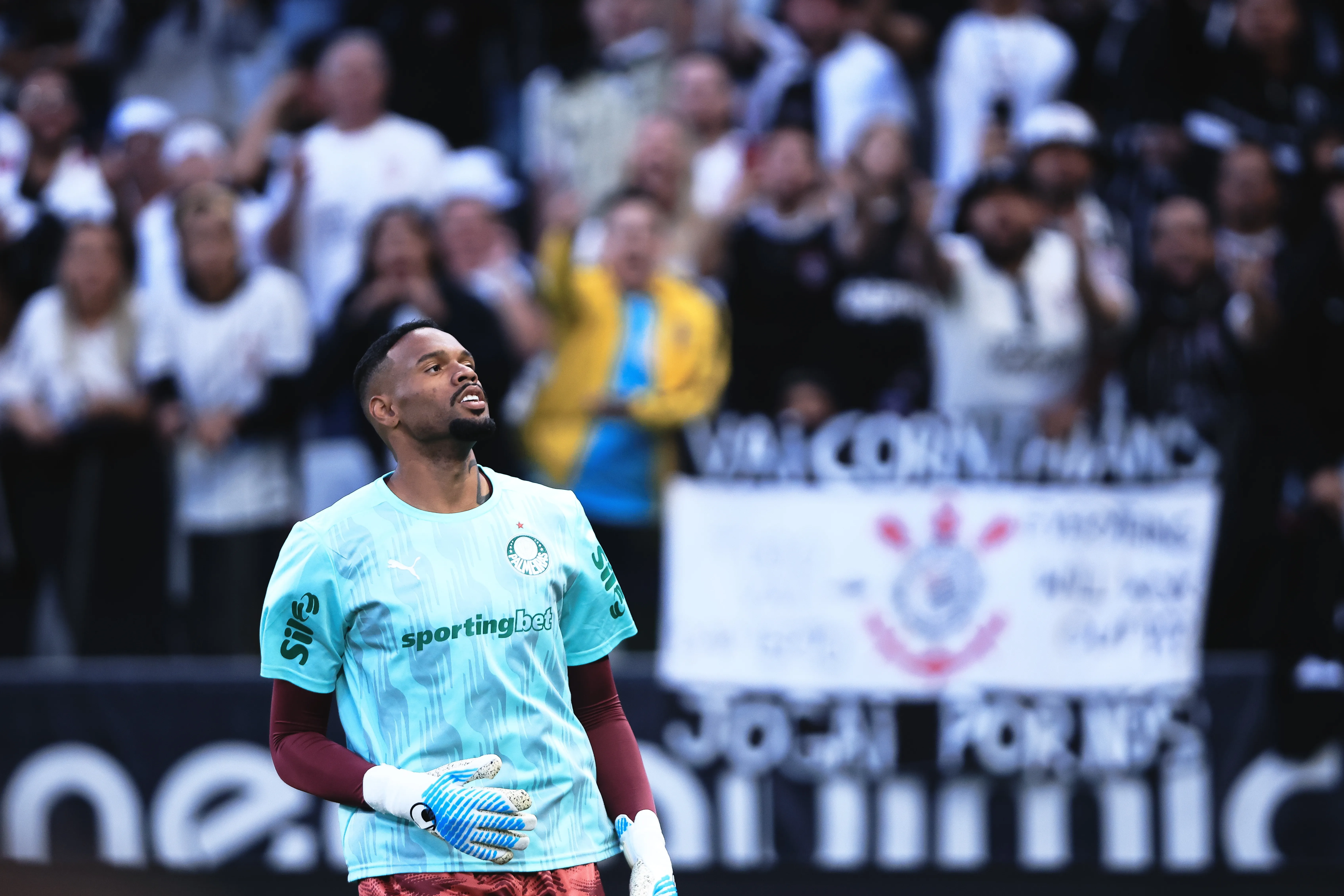 Carlos Miguel jogador do Palmeiras durante aquecimento antes da partida contra o Corinthians. Foto: Ettore Chiereguini/AGIF