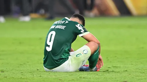 Vitor Roque lamenta perda de final da Libertadores e precisou ser consolado por Abel Ferreira