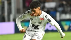 Souza assumiu a titularidade na lateral-esquerda do Santos.