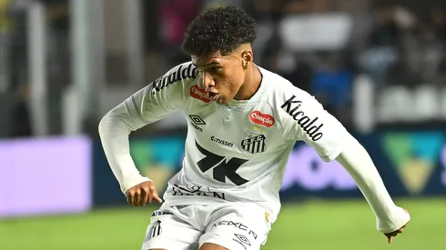 Souza assumiu a titularidade na lateral-esquerda do Santos.