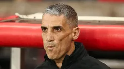 Vojvoda, técnico do Santos em partida pelo campeonato brasileiro (Foto: Pedro H. Tesch/Getty Images)