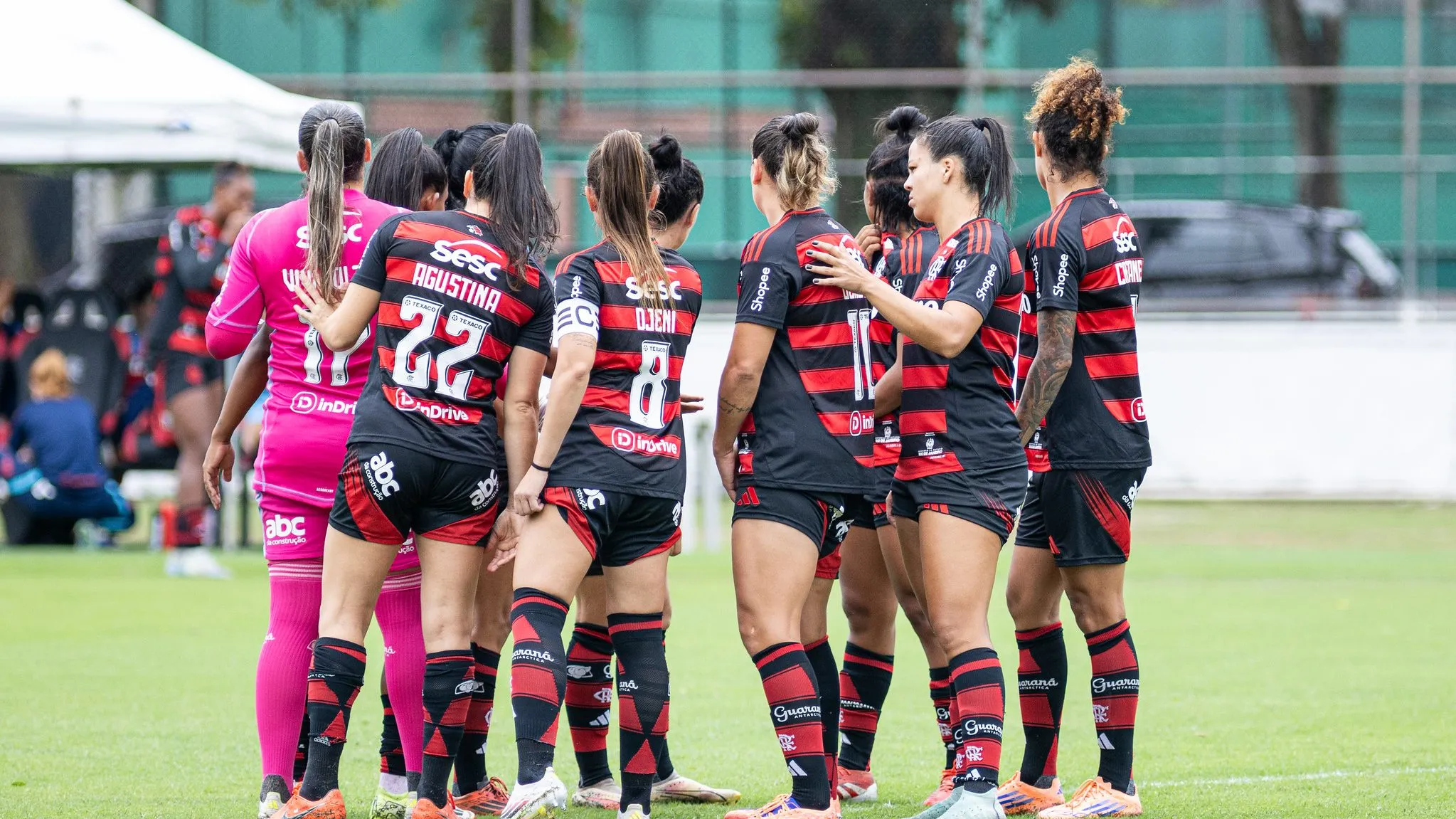 Elenco feminino do Flamengo em campo pelo Carioca Feminino 2025