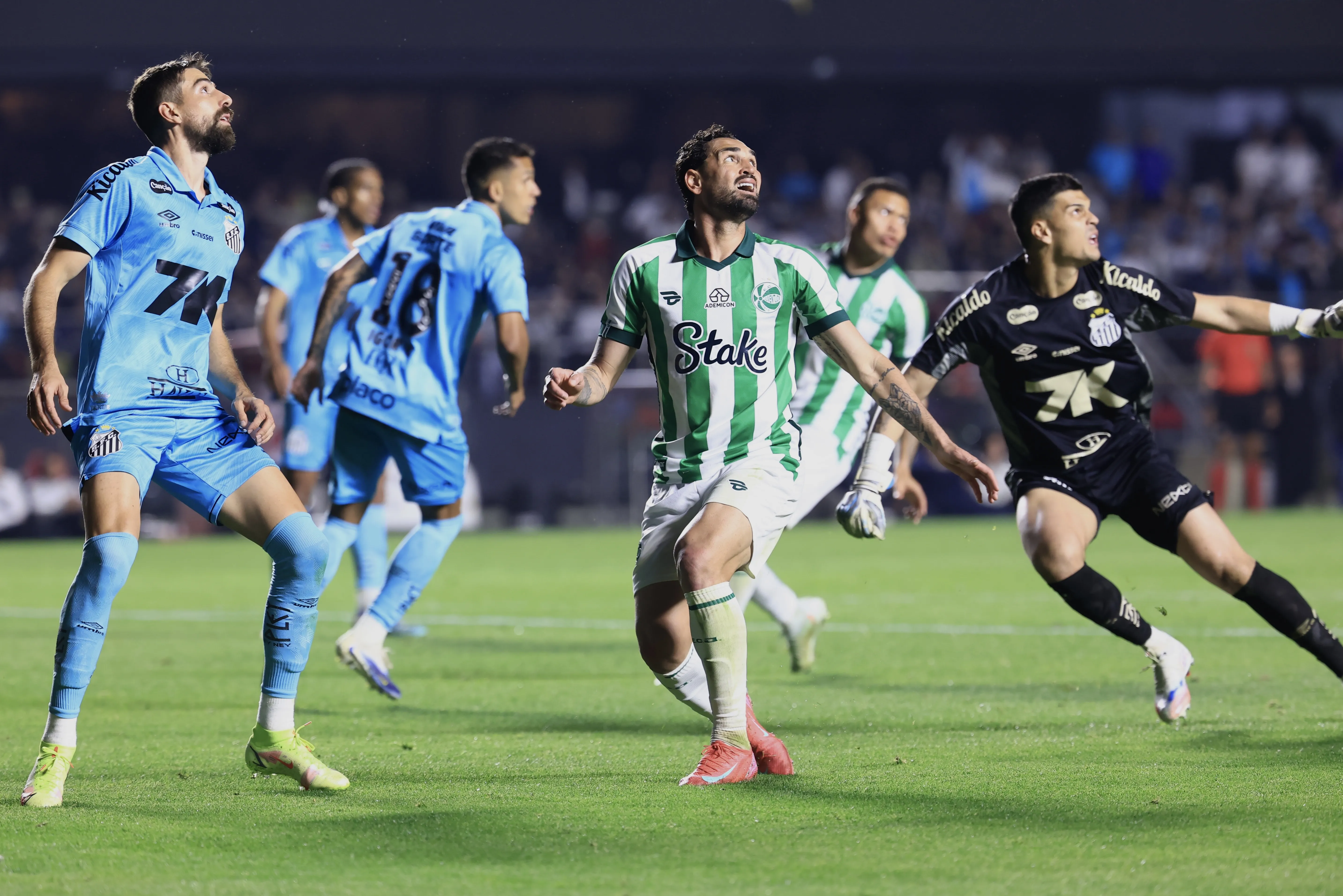 Gilberto jogador do Juventude durante partida contra o Santos no estadio Morumbi pelo campeonato Brasileiro A 2025. Foto: Marcello Zambrana/AGIF