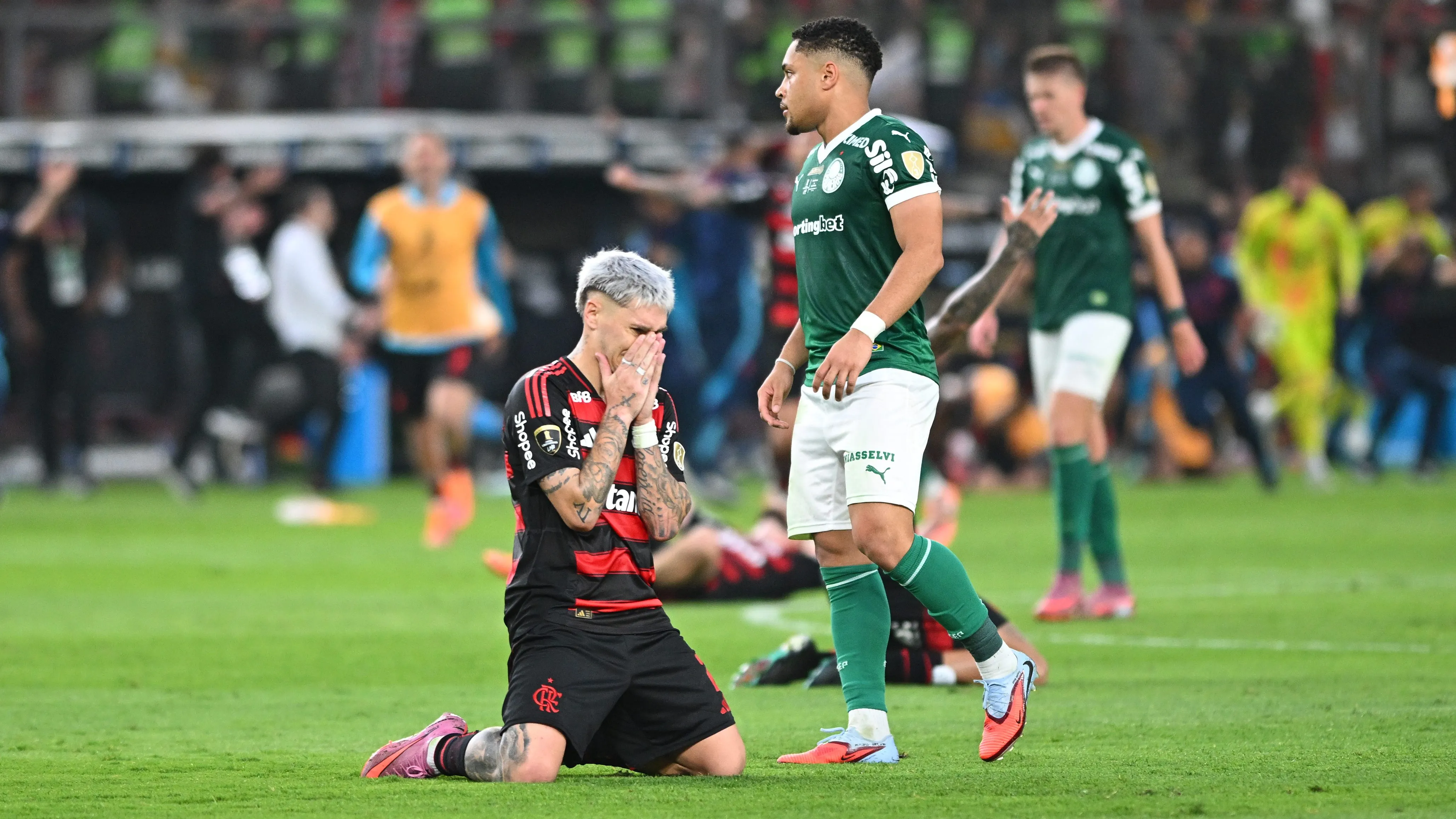 Flamengo vê novembro ser decisivo para ficar próximo de dois títulos sobre o Palmeiras.