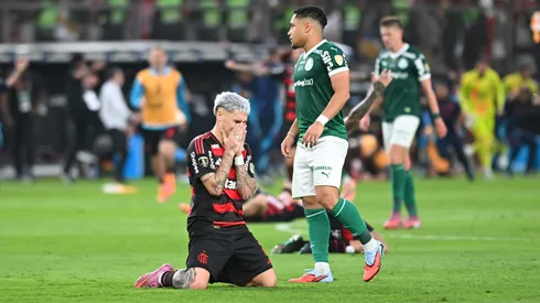 Flamengo vê novembro ser decisivo para ficar próximo de dois títulos sobre o Palmeiras.