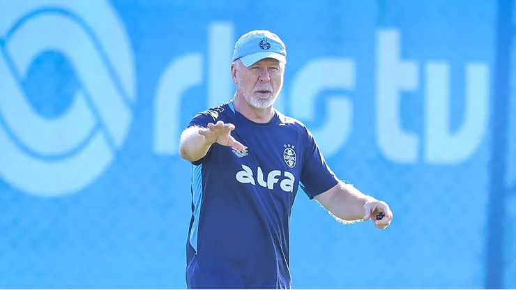 Mano Menezes comanda treino do Imortal