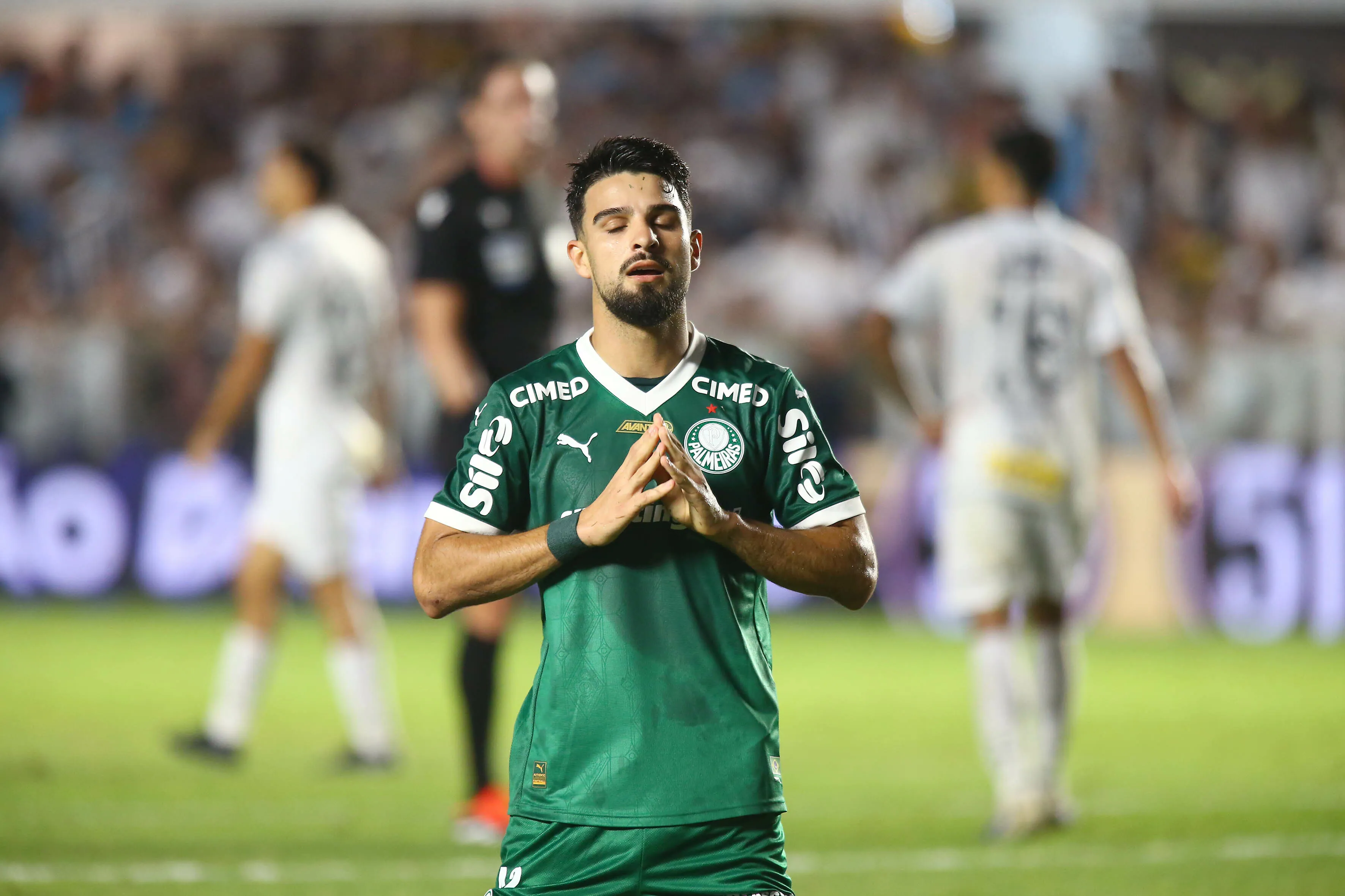 Flaco Lopez jogador do Palmeiras lamenta durante partida contra o Santos no estadio Vila Belmiro pelo campeonato Brasileiro A 2025. Foto: Mauricio De Souza/AGIF
