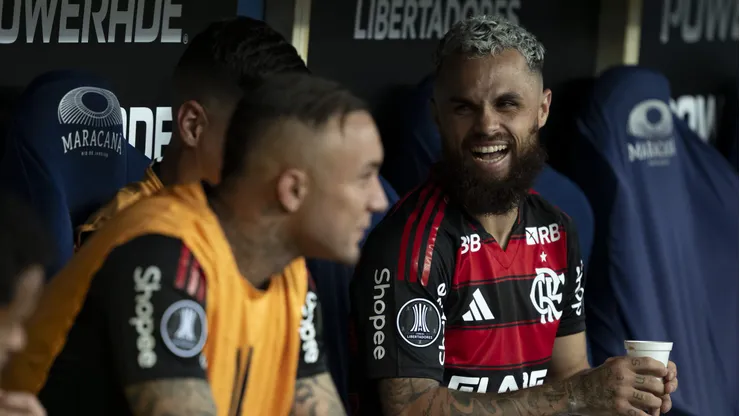 Michael e Everton Cebolinha no banco de reservas do Flamengo durante partida pelo Brasileiro