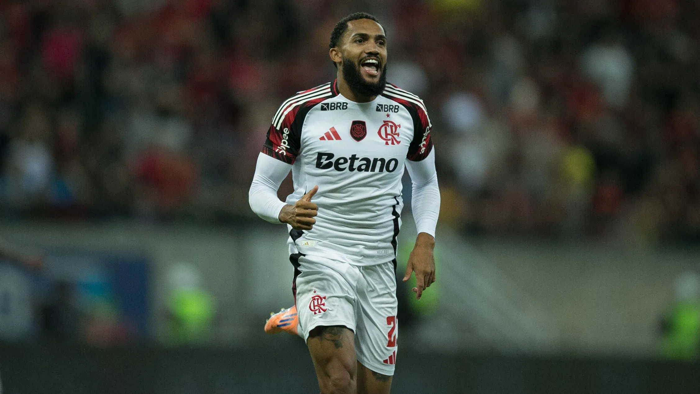Juninho durante partida pelo flamengo no Brasileiro – Foto: Marlon Costa/AGIF