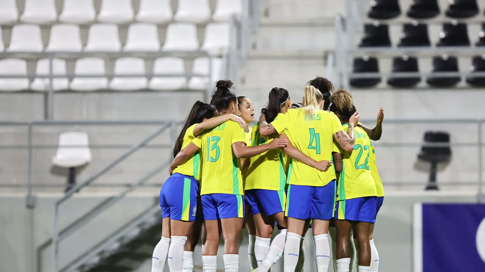 Elenco feminino da Seleção Brasileira em campo