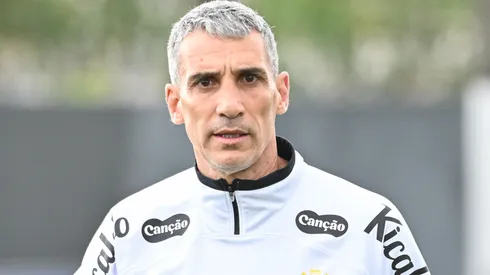 Treinador segue fazendo testes - Foto: Jota Erre/AGIF.