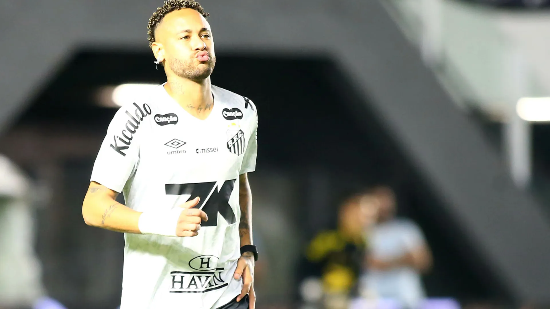 Neymar está pendurado com dois cartões amarelos – Foto: Mauricio De Souza/AGIF