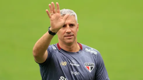 SP - SAO PAULO - 14/11/2025 - TREINO DO SAO PAULO - Hernan Crespo tecnico do Sao Paulo durante treino no estadio CT Barra Funda. Foto: Marcello Zambrana/AGIF