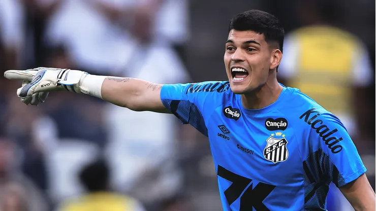 SP - SAO PAULO - 18/05/2025 - BRASILEIRO A 2025, CORINTHIANS X SANTOS - Gabriel Brazao goleiro do Santos durante partida contra o Corinthians no estadio Arena Corinthians pelo campeonato Brasileiro A 2025. Foto: Ettore Chiereguini/AGIF