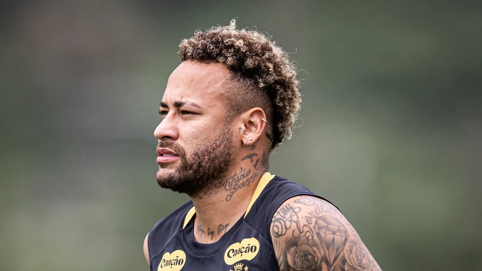 Neymar, mesmo com dores no joelho, viaja a Caxias do Sul para encarar o Juventude – Foto: Lucas Musetti/Santos FC