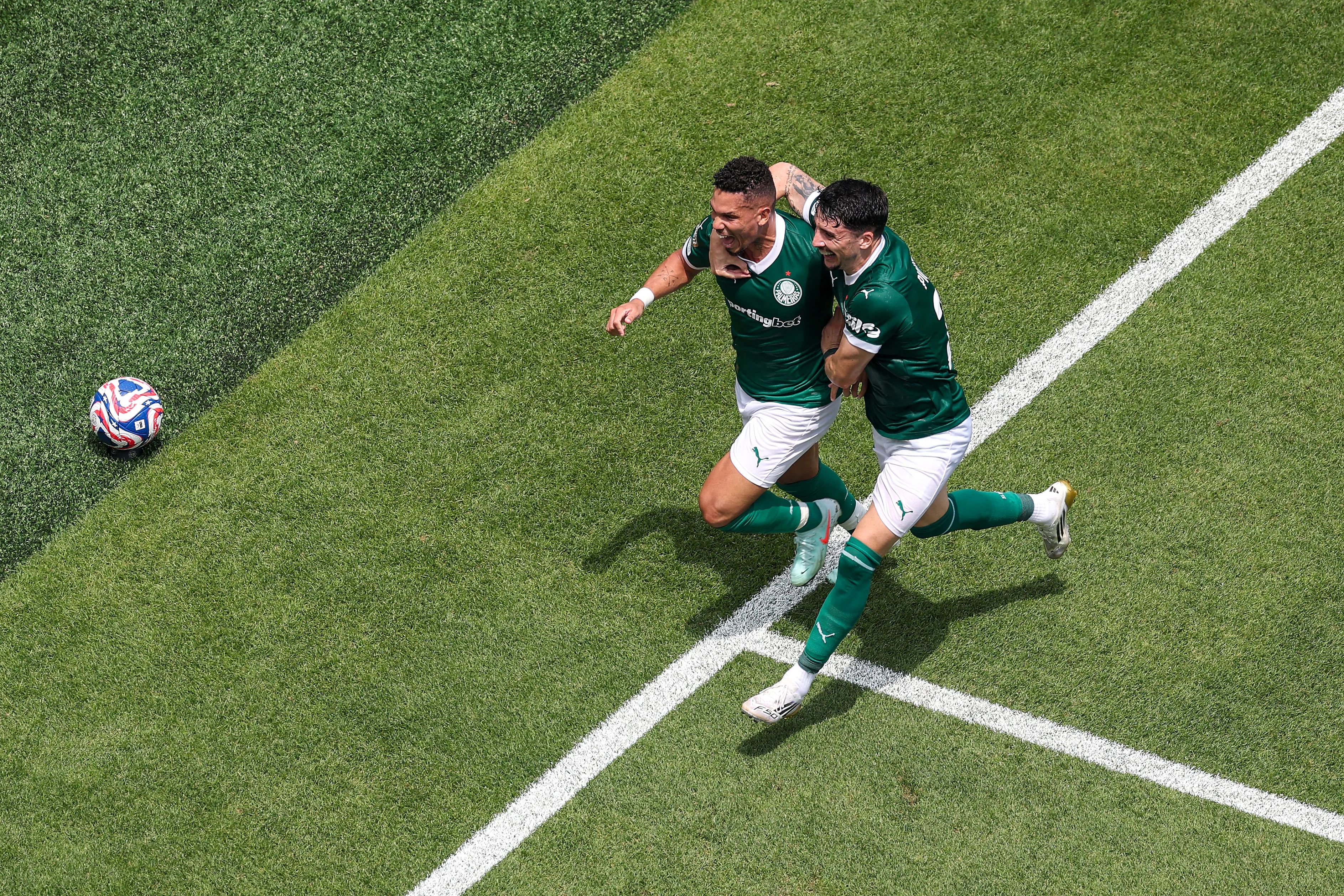 Paulinho do Palmeiras comemora seu gol no Mundial de Clubes contra o Botafogo. (Photo by Al Bello/Getty Images)