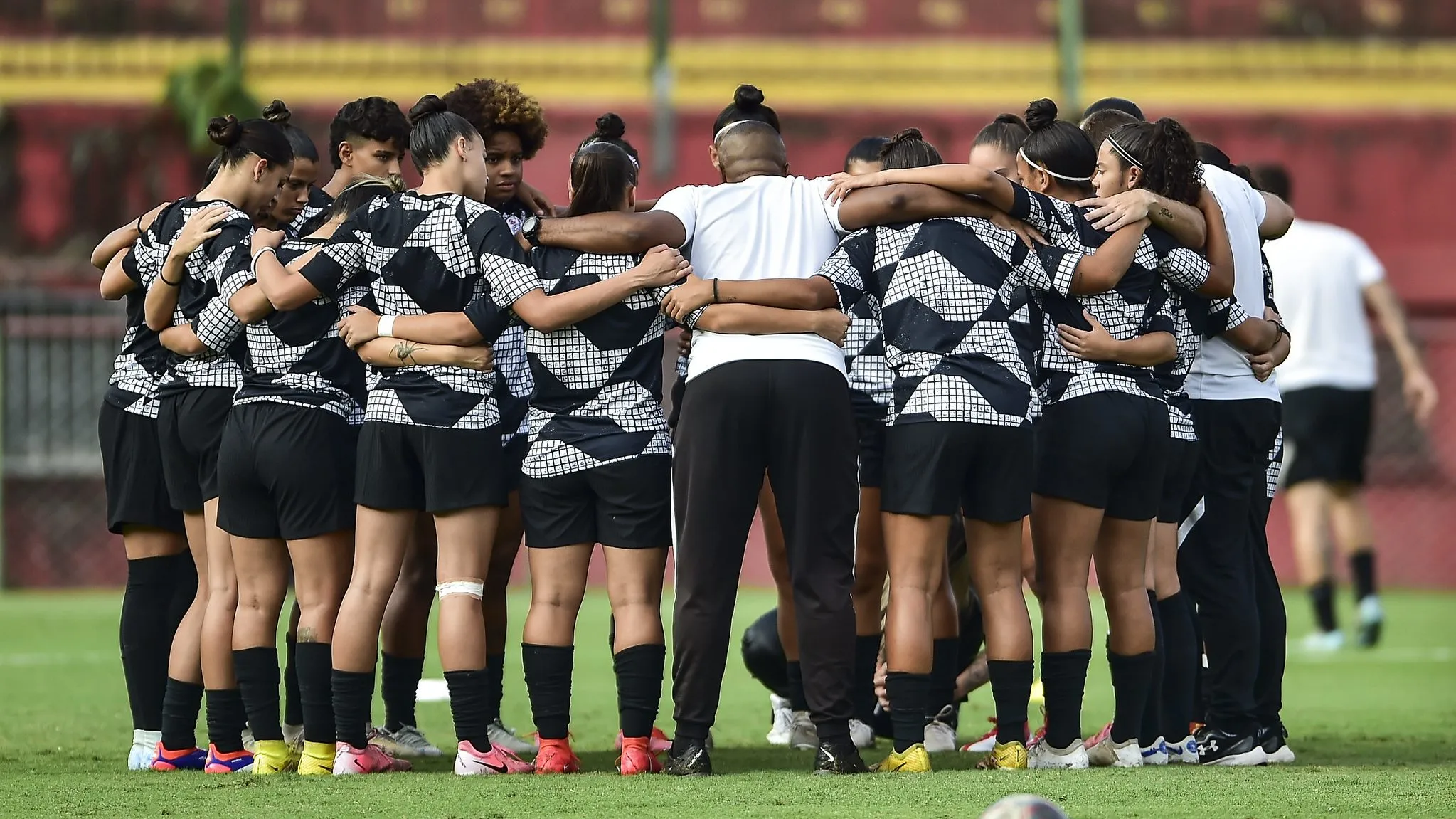 Elenco feminino sub-20 do Corinthians em campo