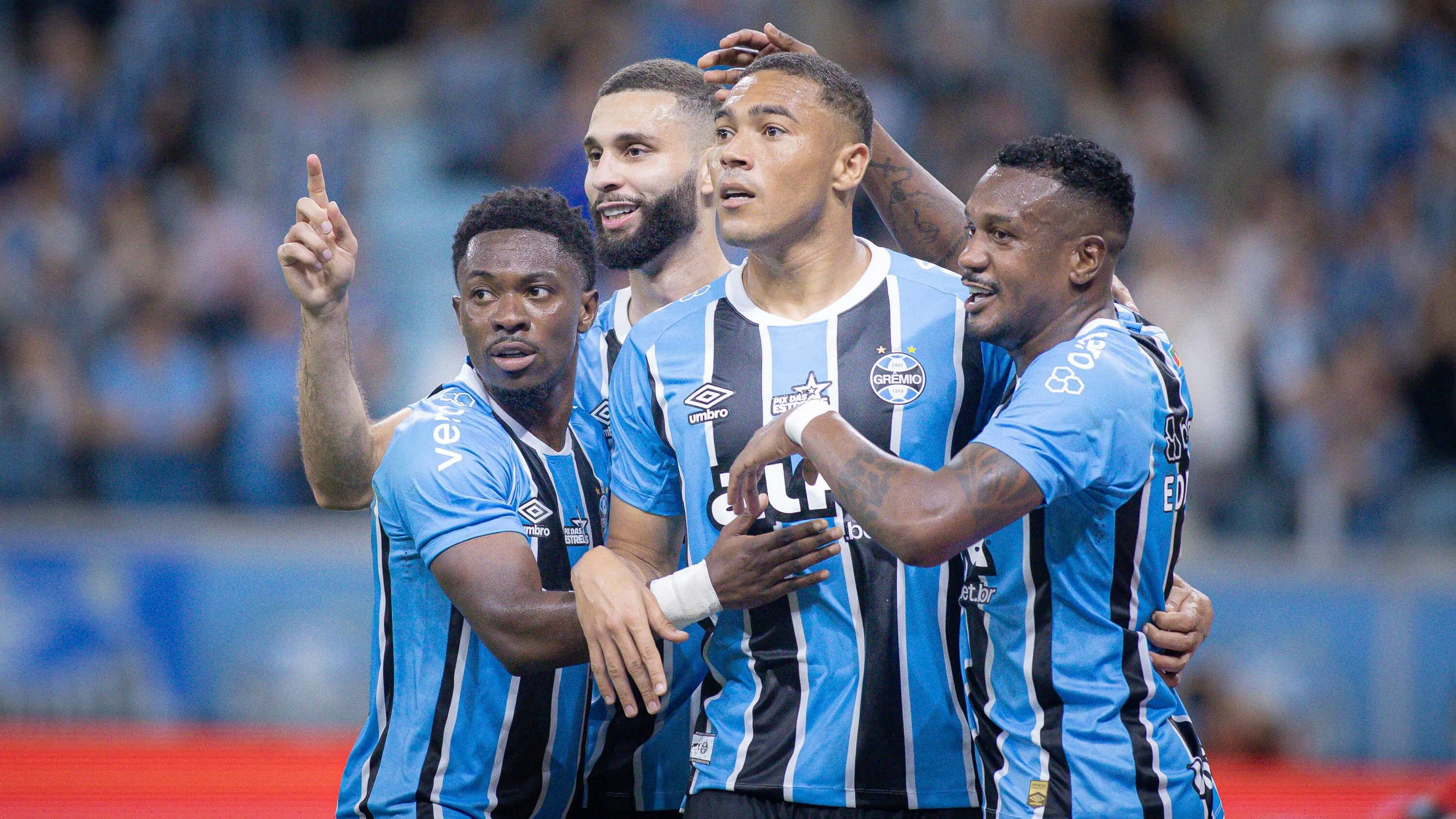 Carlos Vinicius jogador do Gremio comemora seu gol com jogadores do seu time durante partida contra o Sao Paulo no estadio Arena do Gremio pelo campeonato Brasileiro A 2025. Foto: Maxi Franzoi/AGIF
