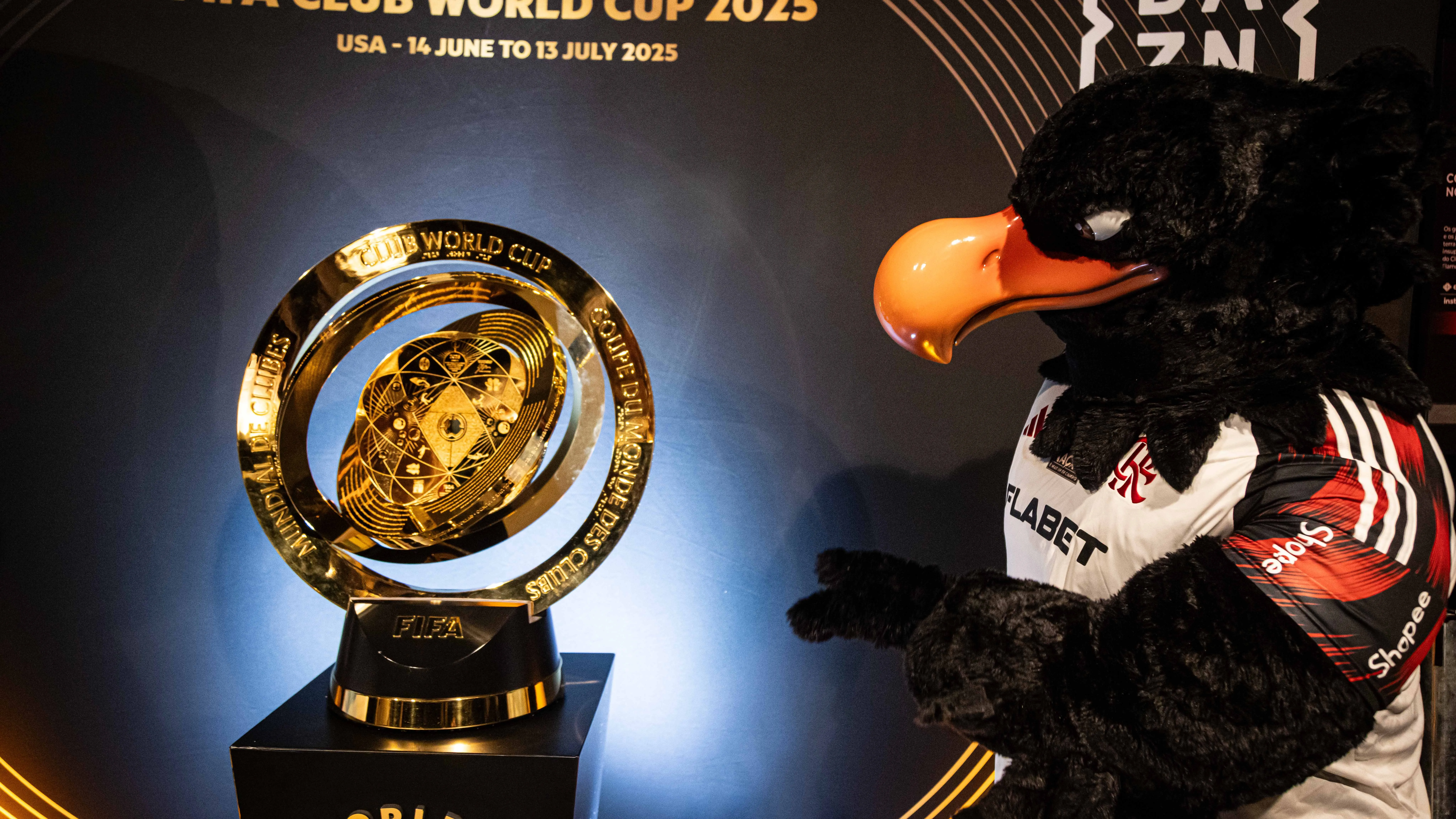 Troféu do Super Mundial ao lado do mascote do Mengão. Foto: Hermes de Paula / Flamengo